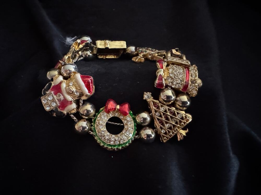 Vintage Christmas Charm Bracelet Santa Tree Rhinestone 7.75” Gold Tone B061